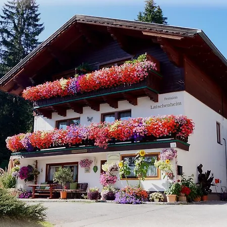 Haus Latschenheim アパート